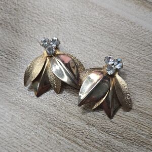 Vintage Elegant MCM Gold Tone Textured Leaf Clip-on Earrings- Mid Century Modern